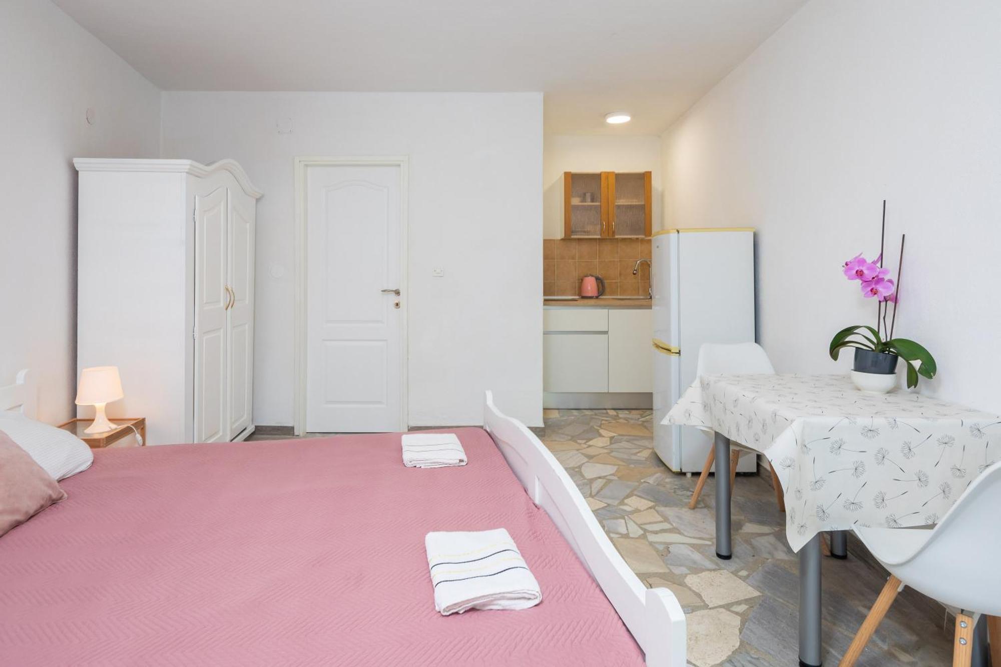 Apartments Roza Омиш Экстерьер фото